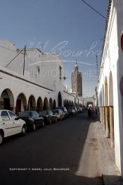 Image du Maroc Professionnelle de  Parmi les endroits les plus pittoresques de Casablanca, la Cité de Habous conçue par les architectes Auguste Cadet et Edmond Brion d’après l’ébauche d’un premier plan-masse dû à Albert Laprade. La construction n’avait commencé qu’après la première guerre mondiale. Situé près du Palais Royale, ce joyau architectural est le point de départ de la nouvelle médina de la ville, Samedi 8 Novembre 2008. Au centre le minaret de La mosquée Ben Youssef. Le quartier des Habous fait partie du patrimoine architectural de Casablanca (Photo / Abdeljalil Bounhar)



